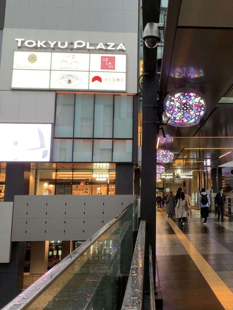 渋谷フクラスから屋根付き通路が繋がっているので、駅から雨に濡れずに現場へ直行できる撮影スタジオです。