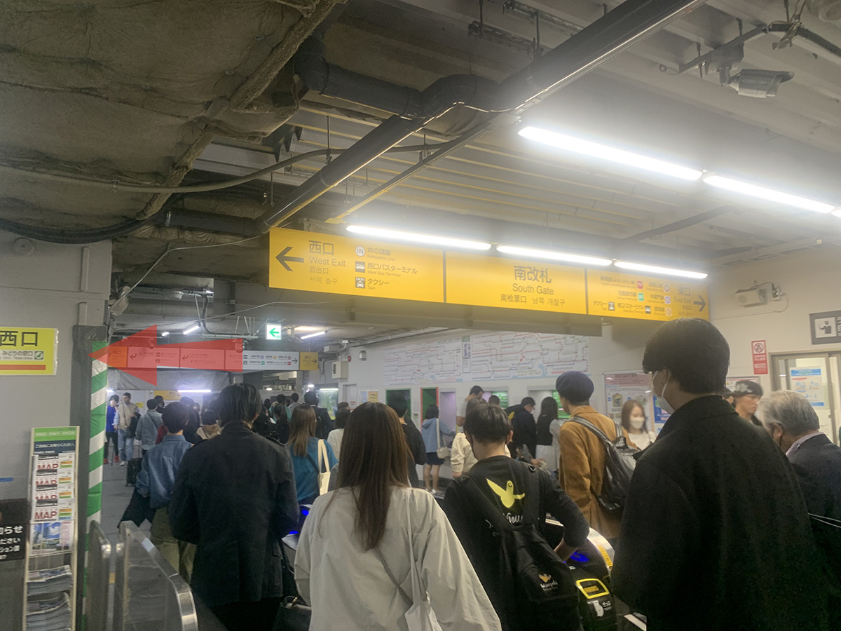 JR渋谷駅 南改札を出て左側（西口方面）へ