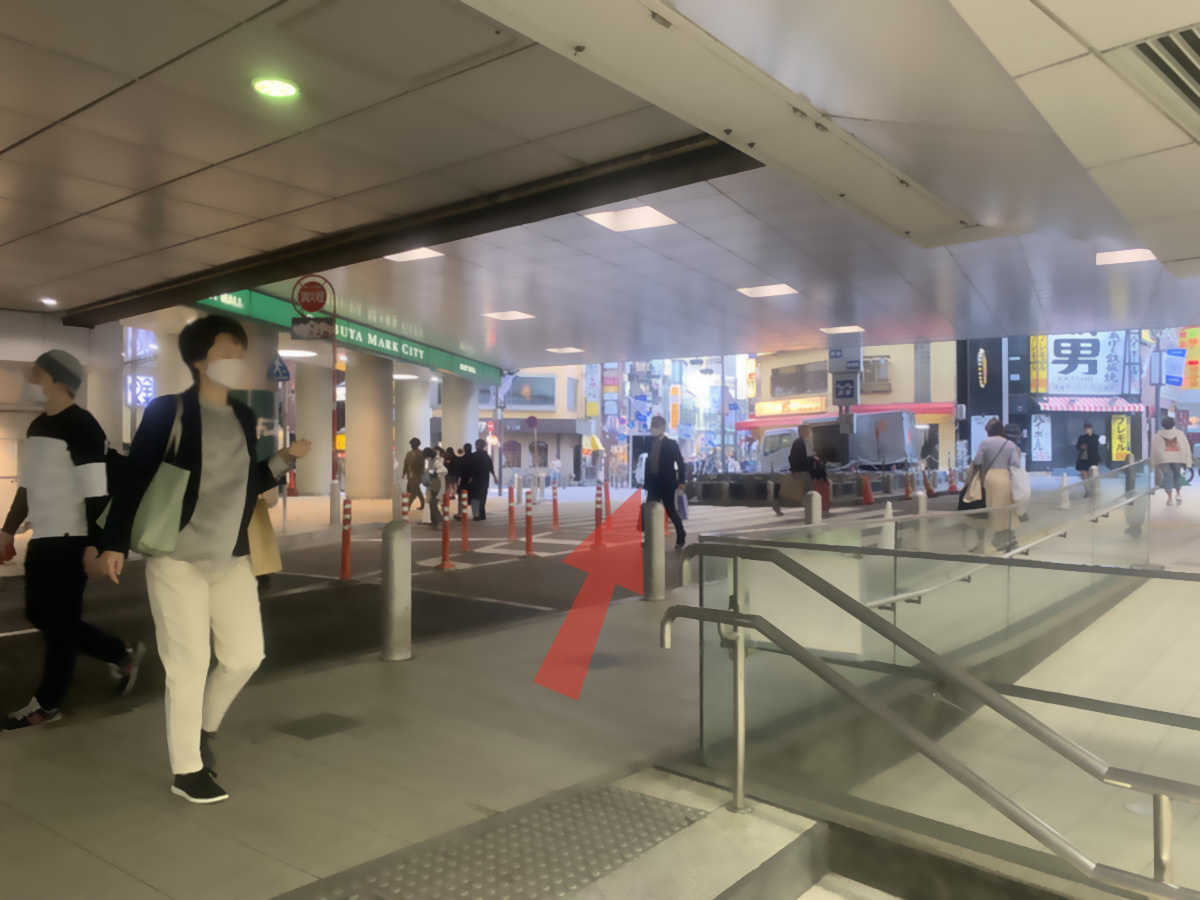 井の頭線　渋谷駅西口を出て右斜め方向へ（串だおれ方向）