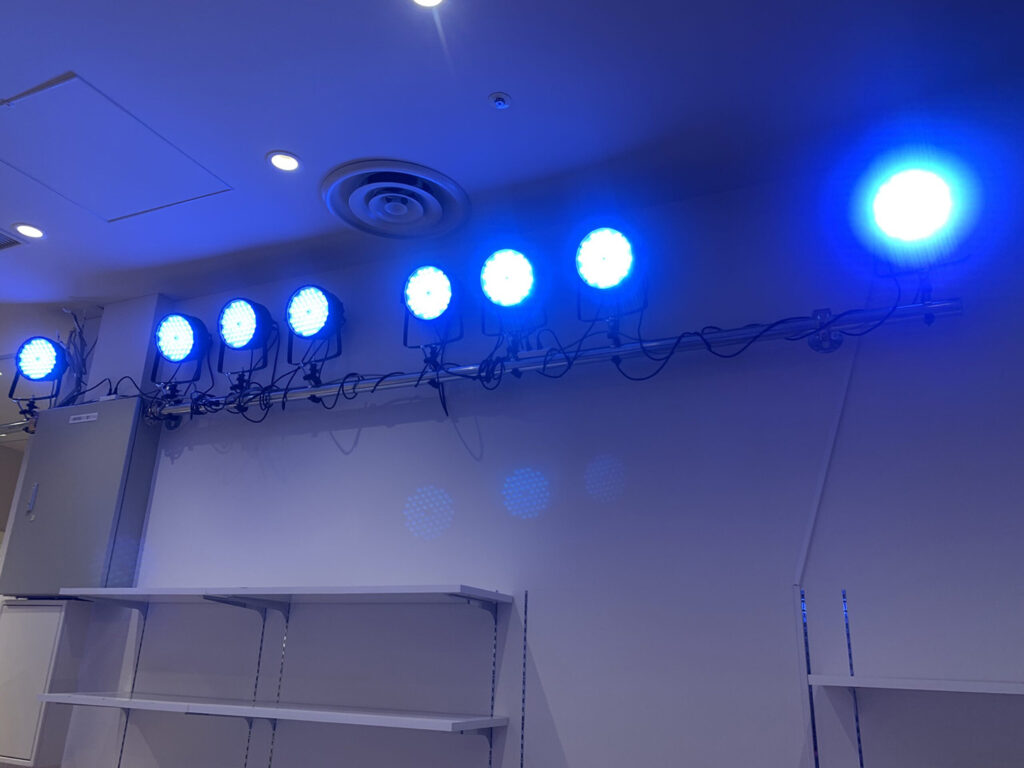 イベントスペースのステージを照らす照明